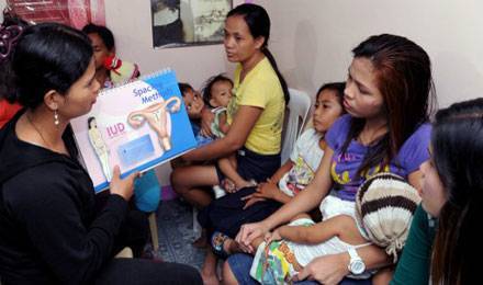 Des femmes assistent à une formation sur la contraception, dans un bidon-ville de Manila © Jay Directo / AFP