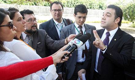 Marco Feliciano (à droite) répond aux questions des journalistes suite à son élection à la tête de la commission des droits de l'homme et des minorités © ANDRE DUSEK / ESTADAO CONTEUDO / AGÊNCIA ESTADO